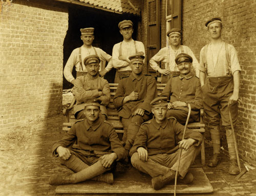 Georg Peters mit Lazarettkollegen